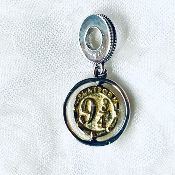 ⚡✨ NWOT Platform 9¾ & Hedwig Spinning Charm – Harry Potter Magic 🦉 - Picture 10 of 13
